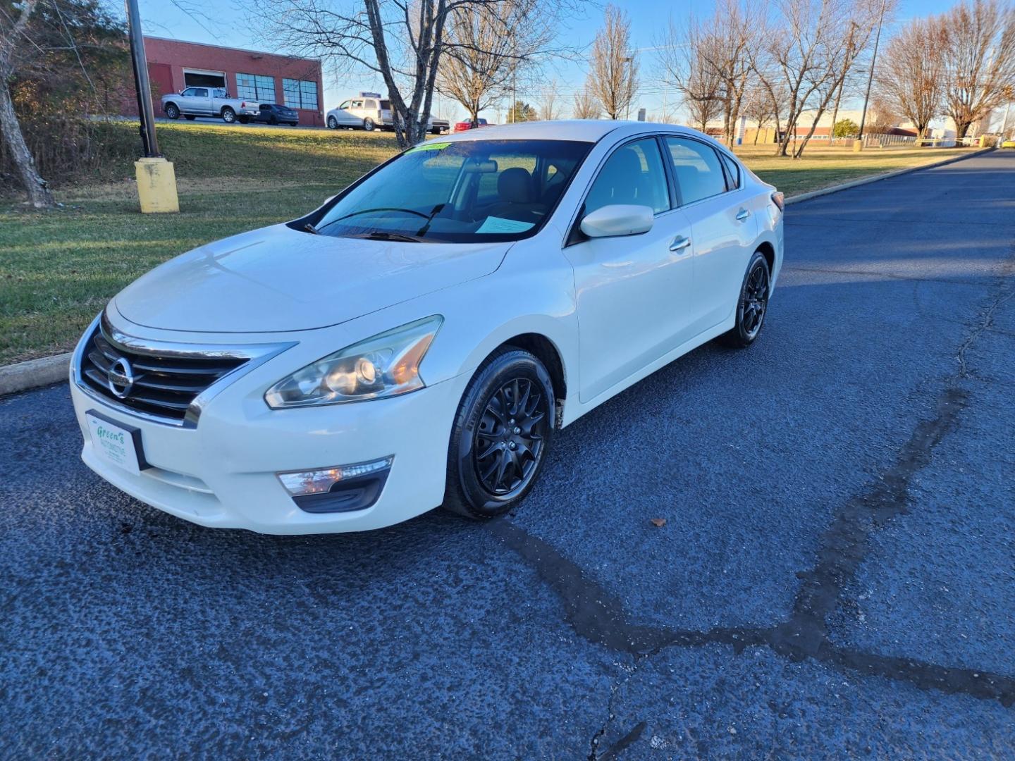 2015 WHITE /Black Nissan Altima 2.5 S (1N4AL3AP6FN) with an 2.5L L4 DOHC 16V engine, Continuously Variable Transmission transmission, located at 1221 Madison St., Shelbyville, TN, 37160, (931) 680-9439, 0.000000, 0.000000 - Photo#0